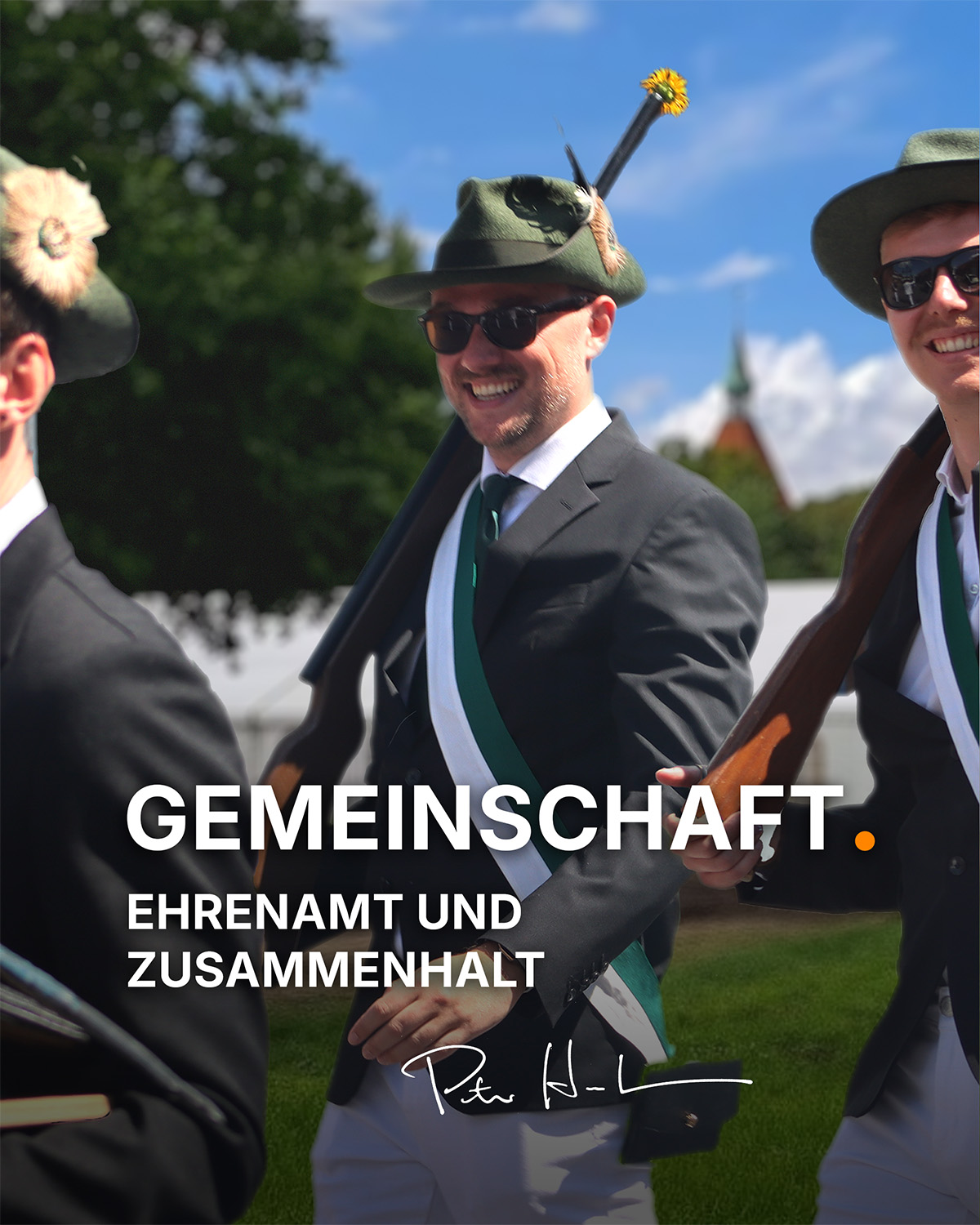 🎯 Start in die Schützenfestsaison – Gemeinschaft leben, Ehrenamt feiern! 🎉
Dieses Wochenende ist es wieder so weit:
In Milte und im Ostbezirk starten wir in die Schützenfestsaison – der Auftakt zu 12 Festen voller Zusammenhalt, Tradition und Ehrenamt in ganz Warendorf! 💚
Was macht ein Schützenfest so besonders?
🤝 Gemeinschaft, die verbindet – Generationen feiern Seite an Seite.
💪 Ehrenamt, das trägt – Ohne freiwillige Helferinnen & Helfer geht gar nichts.
🎶 Tradition mit Herz – Musik, Umzüge, Königsschuss & festliche Stimmung!
👉 Warum ist das so wichtig für unsere Stadt?
Weil Ehrenamt und gelebte Gemeinschaft das Fundament einer lebendigen, solidarischen Stadtgesellschaft sind.
Wo Menschen sich einbringen, füreinander da sind und gemeinsam gestalten, entsteht ein echtes Wir-Gefühl – das stärkt das soziale Miteinander, schafft Vertrauen und macht unsere Stadt lebenswert für alle Generationen.
Solche Feste zeigen: Demokratie, Zusammenhalt und Engagement beginnen vor der eigenen Haustür. 🏡
Als Mitglied im Bürgerschützenverein Freckenhorst seit über 20 Jahren weiß ich:
💚 Diese Feste sind mehr als Brauchtum – sie sind lebendige Orte des Miteinanders.
Danke an alle, die mit Herzblut organisieren, mitfeiern und unsere Kultur lebendig halten!
Ich freue mich auf viele persönliche Begegnungen – und darauf, gemeinsam unsere Stadt zu feiern! 🥳
Foto: @abenteuer_ente
#Schützenfest #Warendorf #Ehrenamt #Tradition #Gemeinschaft #Milte #Ostbezirk #Schützenverein #Heimatliebe #Brauchtum #Zusammenhalt #LebendigeStadt #WirGefüh