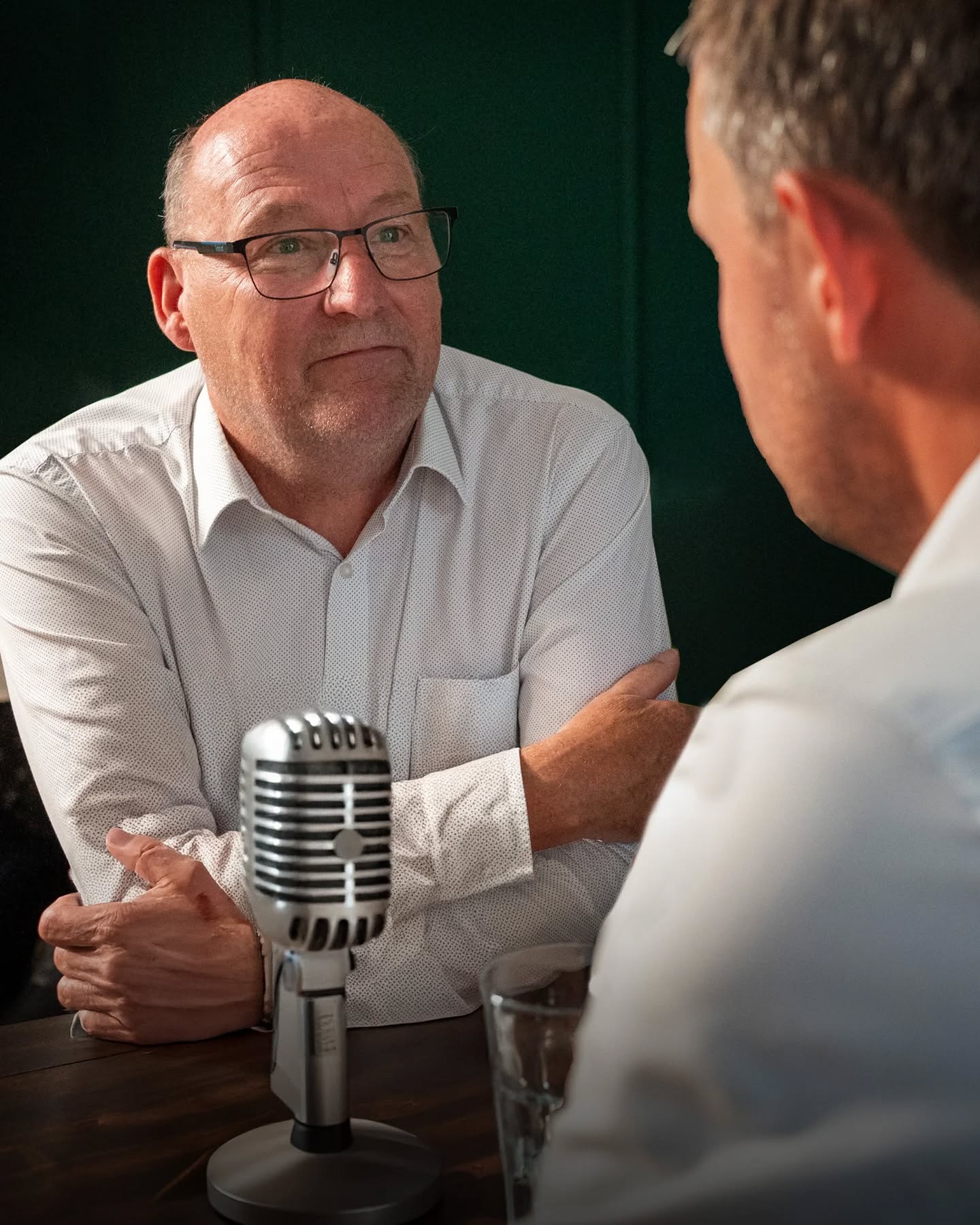 Zeit für eine neue Folge! 🎧
In Staffel 2, Folge 2 von „Horstmann hört hin“ ist Karl Piochowiak, Bürgermeister von Ostbevern, zu Gast. In der heutigen Folge geht es um kommunale Verantwortung, interkommunale Zusammenarbeit und Rezepte für den schwierigen Wohnungsmarkt.
Jetzt reinhören – überall, wo es Podcasts gibt! 🔊
#HorstmannHörtHin #Staffel2Folge2 #KarlPiochowiak #Ostbevern #Kommunalpolitik #Podcast