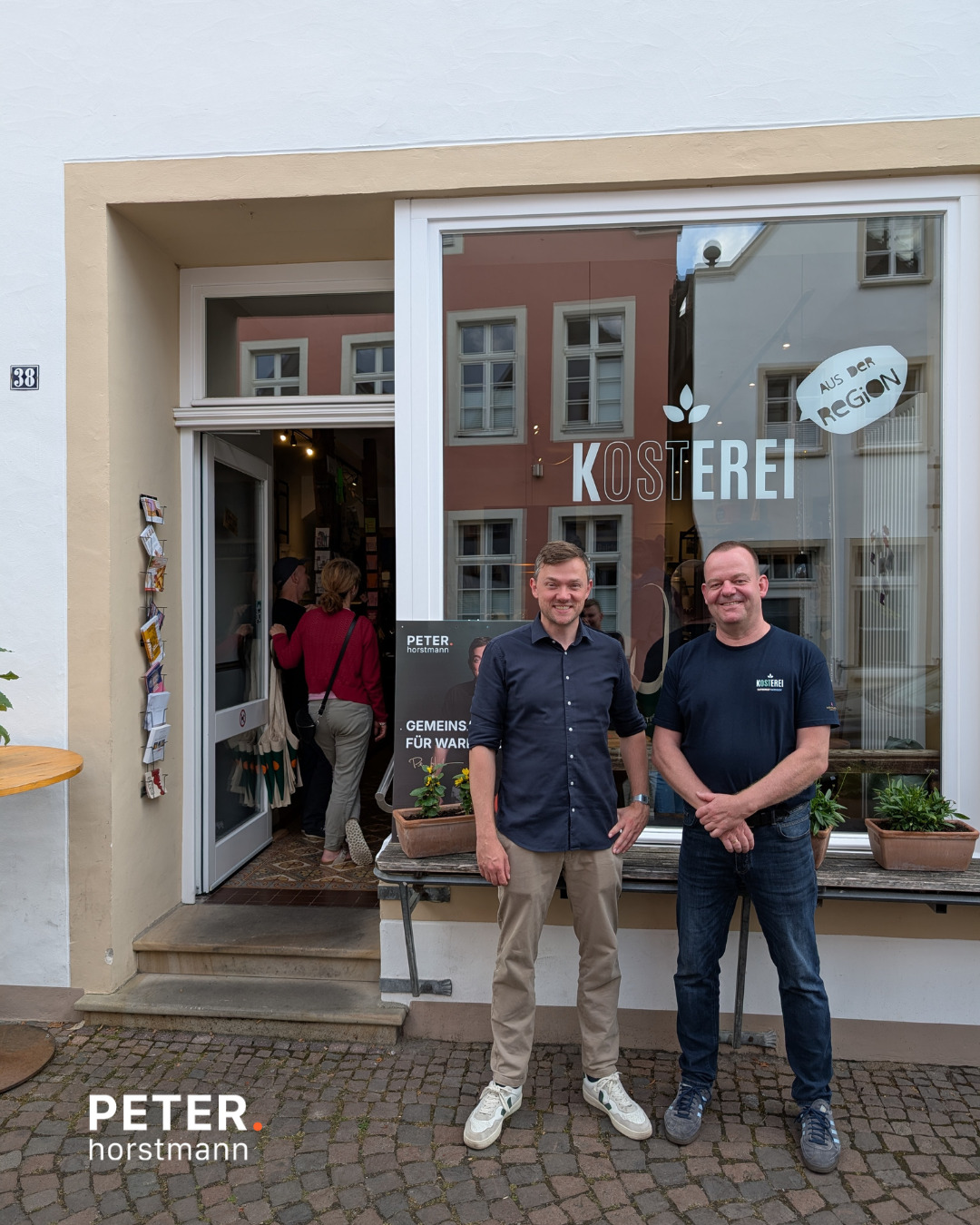 ☕ Wahlkampfabschluss in der Kosterei
Am Freitag möchte ich meine Wahlkampagne gemütlich bei einer Tasse Kaffee ausklingen lassen – und ihr seid herzlich eingeladen, dabei zu sein!
Von 15:00 bis 17:00 Uhr bin ich in der Kosterei an der Oststraße und freue mich auf den direkten Austausch mit Euch.
Hier schließt sich der Kreis! In der Kosterei hat mein erstes Wahl-Cafe in diesem Wahlkampf stattgefunden und hier möchte ich ihn auch beenden. Kommt gerne vorbei und stellt eure letzten Fragen vor der Entscheidung am Sonntag.
Eine Anmeldung ist wie immer nicht nötig.
Ich freue mich auf einen schönen Nachmittag mit Euch!
#warendorf #kosterei #wahlkampfausklang #kommunalwahl #wahlcafe