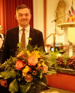 Vielen Dank für diesen überwältigenden Abend!
Danke an alle Wählerinnen und Wähler für den Vertrauensbeweis und den erneuten Vertrauensvorsprung!
Aber auch ein großes Dankeschön an alle Unterstützerinnen und Unterstützer sowie die Parteien und Wählergemeinschaften, die mich in den letzten Wochen und Monaten tatkräftig unterstützt haben! 
Ich bin dankbar und froh, weiterhin mit den Kolleginnen und Kollegen der Stadtverwaltung zusammenarbeiten zu dürfen.
Ich freue mich auf die nächsten fünf Jahre und bin stolz Bürgermeister der Stadt Warendorf bleiben zu dürfen.
Fotos: @marius.pigulla & @abenteuer_ente